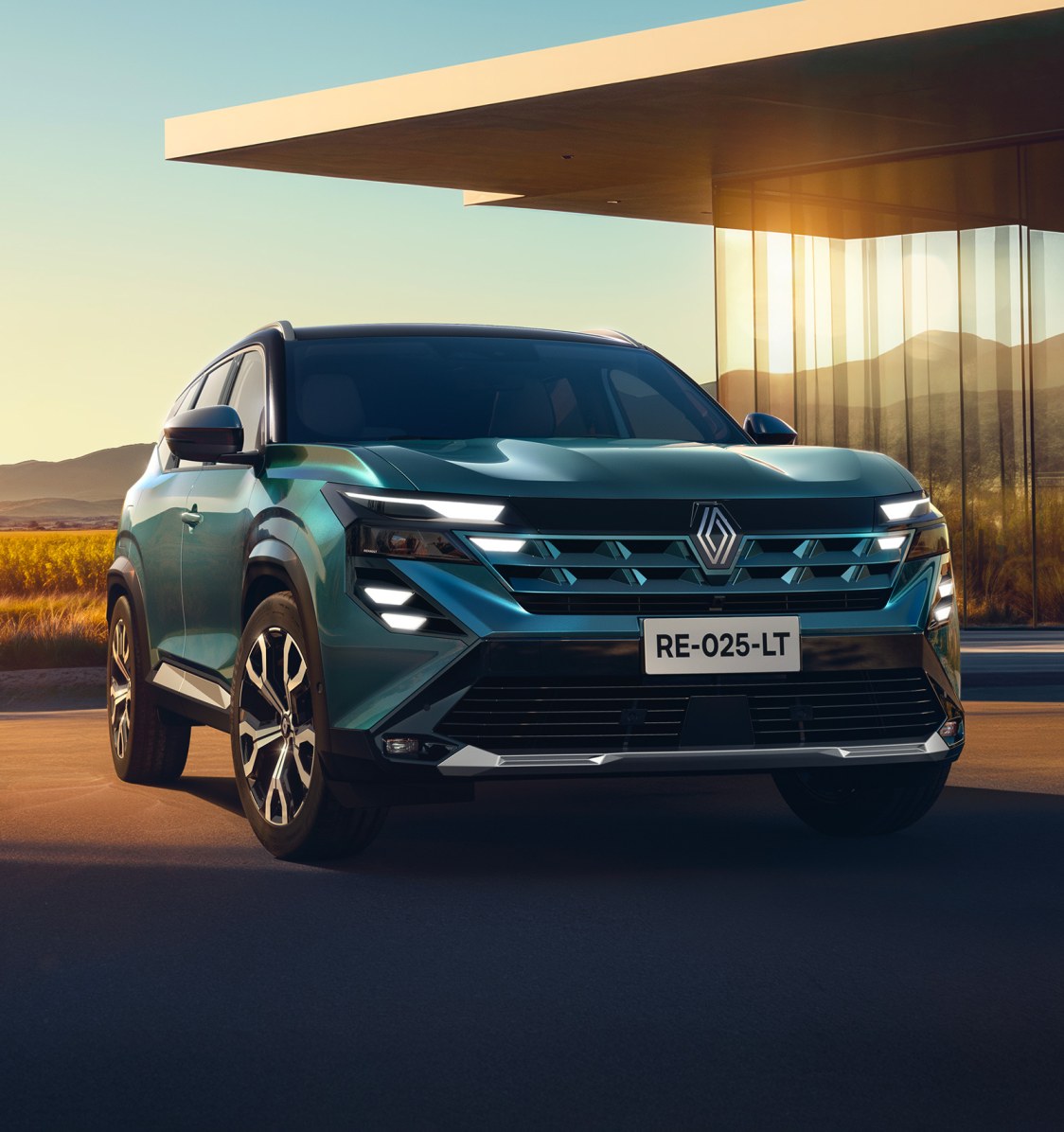 Renault Boreal frente a un edificio moderno al atardecer