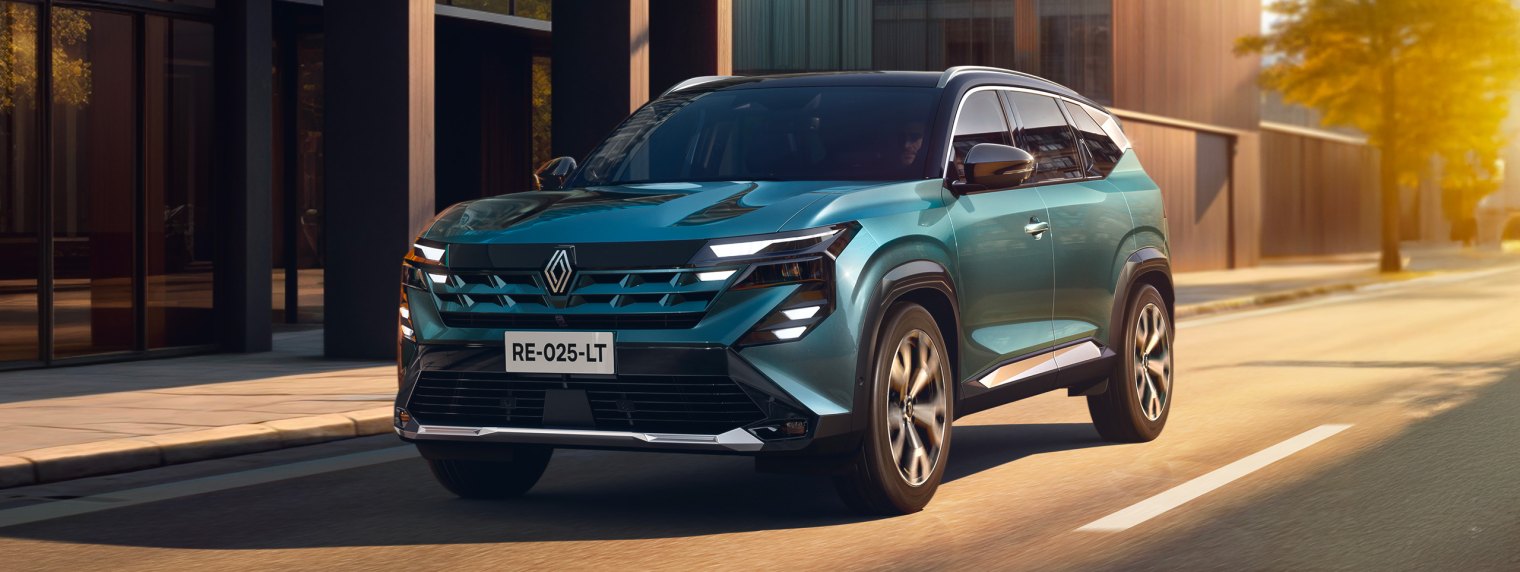 Renault Boreal circulando por la ciudad